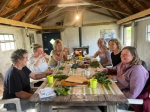 Lekker samen lunchen na een heerlijke wildplukwandeling